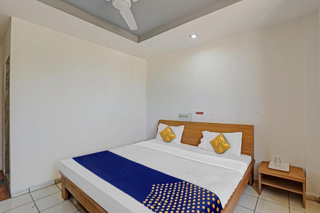 Oyo Flagship 80463 Hotel Mini Palace Vadodara Dış mekan fotoğraf