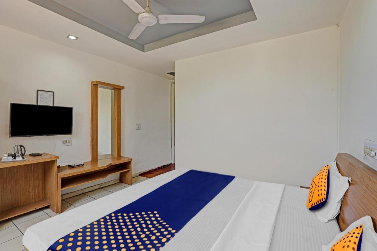 Oyo Flagship 80463 Hotel Mini Palace Vadodara Dış mekan fotoğraf
