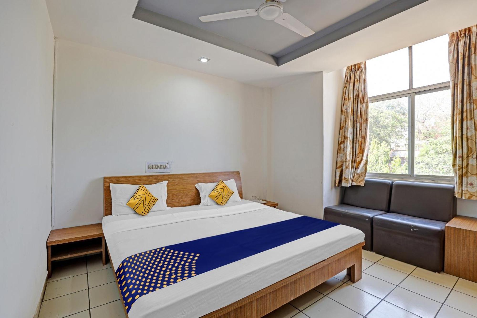 Oyo Flagship 80463 Hotel Mini Palace Vadodara Dış mekan fotoğraf
