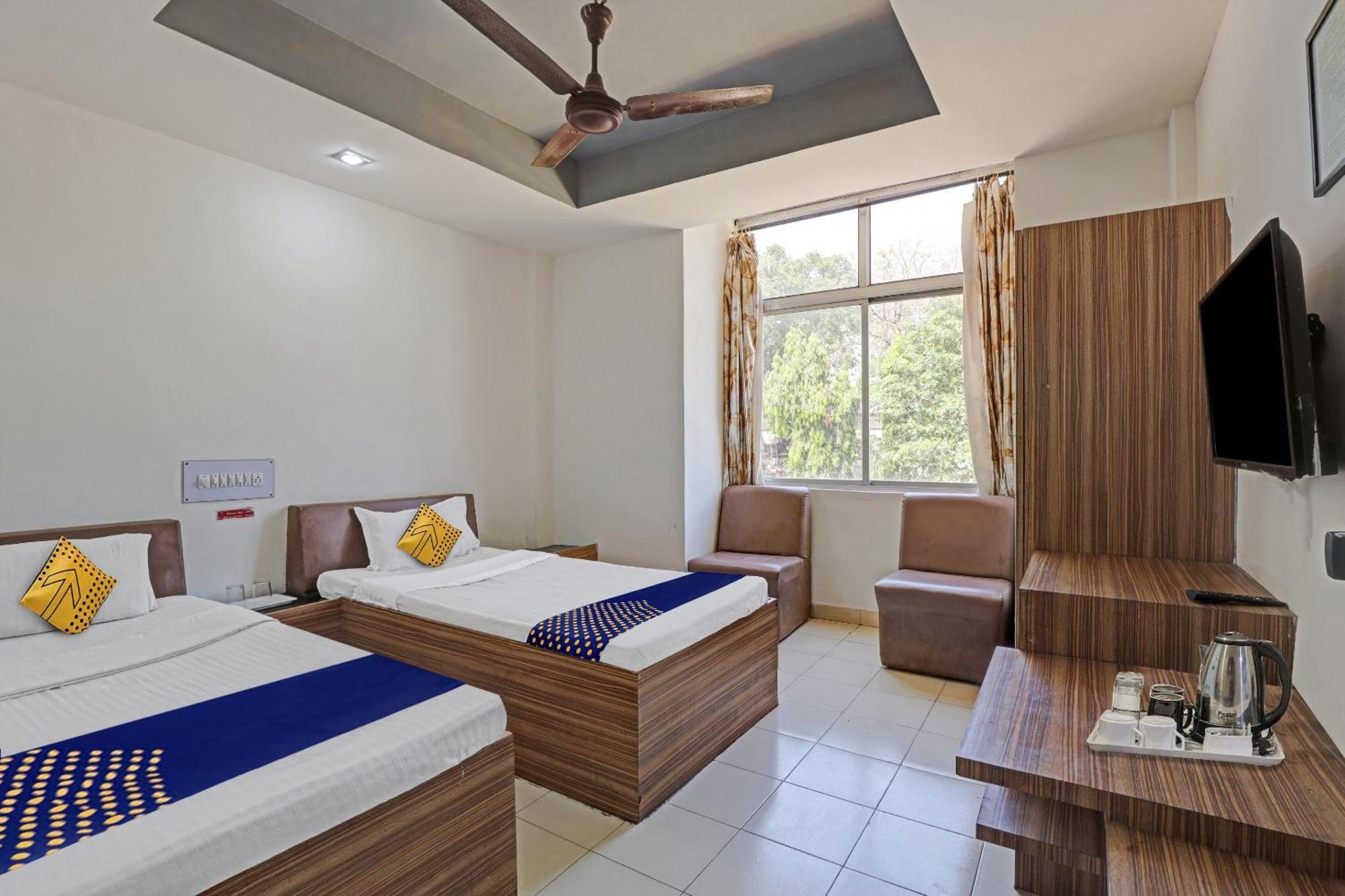 Oyo Flagship 80463 Hotel Mini Palace Vadodara Dış mekan fotoğraf